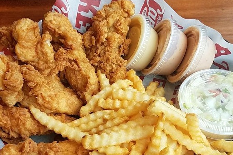 'Raising Cane's Chicken Fingers' Debuts In Rogers Park | Hoodline